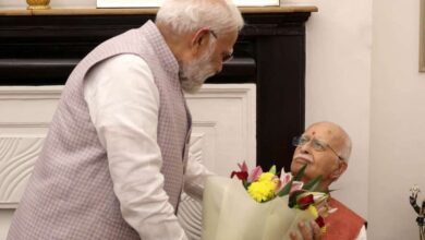 बिहार चुनाव से फ्री होते ही लालकृष्ण आडवाणी के घर पहुंचे PM मोदी, 98वें जन्मदिन पर बधाई के साथ लिया आशीर्वाद