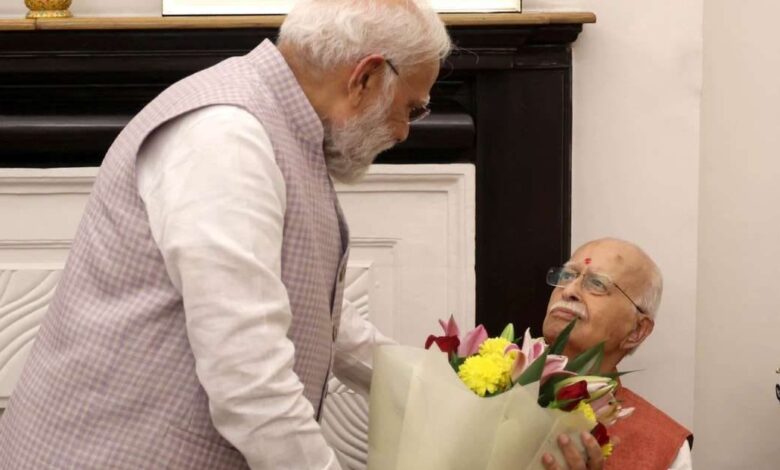 बिहार चुनाव से फ्री होते ही लालकृष्‍ण आडवाणी के घर पहुंचे PM मोदी, 98वें जन्‍मदिन पर बधाई के साथ लिया आशीर्वाद