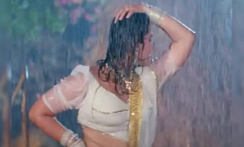 भीगी रात में मदहोश गई थी हसीना, बारिश में गाने में दिए ऐसे स्टेप, शर्म से पानी-पानी हो रहा था करिश्मा कपूर का हीरो