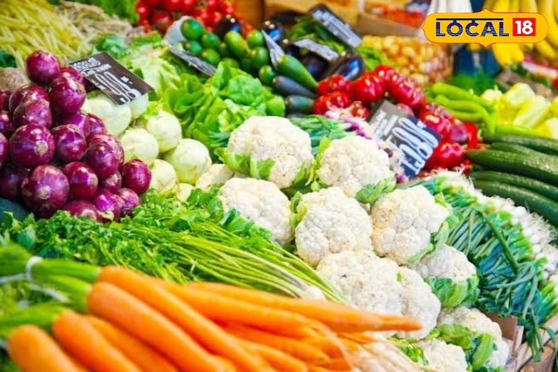 मिक्स वेज पराठा बनाने के लिए सामग्री इस स्वादिष्ट पराठा को बनाने के लिए आटा उबले हुए मटर , उबला आलू, बारीक कटी पत्तागोभी, कद्दूकस की हुई फूलगोभी, कद्दूकस की हुई गाजर ,बारीक कटा प्याज, कद्दूकस किया अदरक , जीरा, लाल मिर्च पाउडर, अजवायन, बारीक कटी हरी मिर्च स्वादानुसार नमक और तेल चाहिए 