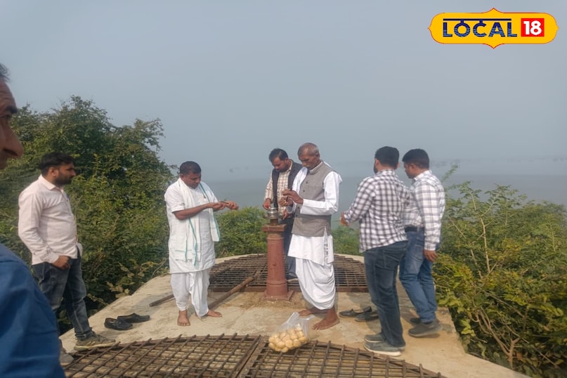 नहर में पानी खोलते हुए