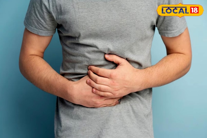 सर्दियों में हमारा शरीर धीमा पड़ जाता है और पाचन शक्ति कमजोर हो जाती है। ऐसे में भारी या बाहर का खाना खाने से अक्सर अपच, गैस, कब्ज या पेट फूलने जैसी दिक्कतें हो जाती हैं। घी और हींग का पानी कैसे काम करता है यह देसी नुस्खा दो चीजों से मिलकर बना है घी और हींग। आयुर्वेद के अनुसार ये दोनों ही पाचन के लिए बहुत फायदेमंद हैं।