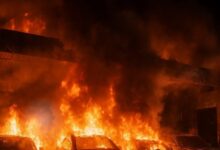 बदमाशों ने पेट्रोल छिड़ककर वर्कशॉप में लगाई आग, मर्सिडीज-ऑडी सहित 18 कारें खाक, सीसीसीटवी में कैद हुई वारदात