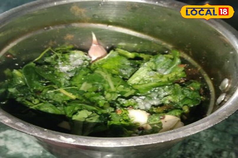 बनाने की विधि मूली को अच्छी तरह धोकर बारीक कद्दूकस कर लें। यदि इसमें ज़्यादा पानी है तो हाथों से हल्का निचोड़ लें लहसुन की कलियों और हरी मिर्च को मिक्सी में डालकर दरदरा पीस लें। 