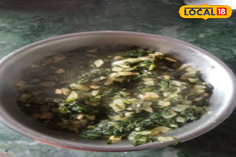 एक कटोरे में कद्दूकस की हुई मूली, पिसा हुआ लहसुन-मिर्च का मिश्रण, लाल मिर्च पाउडर, नमक और सरसों का तेल डालकर अच्छी तरह मिलाएँ। अब इसमें नींबू का रस और कटी हुई धनिया पत्ती मिलाएँ।