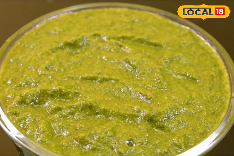 चटनी को 5 से 10 मिनट के लिए ढककर रख दें ताकि सभी स्वाद अच्छे से मिल जाएँ। तैयार चटनी को गरम-गरम रोटी, पराठे या चावल के साथ परोसें। इसे ज़्यादा तीखा बनाने के लिए हरी मिर्च की मात्रा बढ़ा सकते हैं 