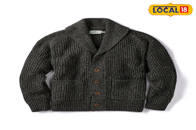 स्वेटर और कार्डिगन ऊनी स्वेटर सर्दी में गर्माहट देने का क्लासिक तरीका है। वहीं कार्डिगन एक बेहद वर्सटाइल ऑप्शन है जिसे शर्ट या टी-शर्ट के ऊपर आसानी से लेयर किया जा सकता है।