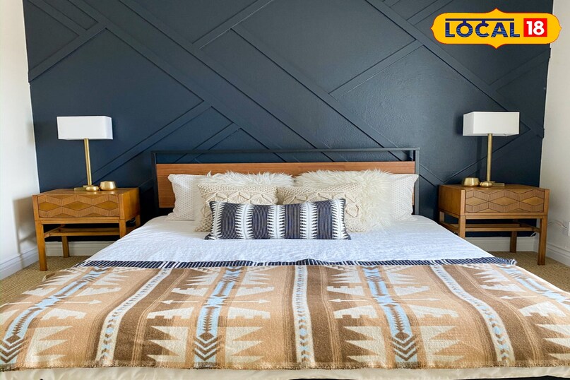 एक्सेंट वॉल एक ही दीवार को अलग करके पूरे कमरे का फोकस पॉइंट बनाया जा सकता है। जिस दीवार को नेचुरलली ही फोकस मिलता है जैसे सोफा के पीछे या बेड के हेडबोर्ड वाली दीवार उसे चुनें और ज्योमेट्रिक प्रिंट, बॉटनिकल पैटर्न या म्यूरल-स्टाइल वॉलपेपर लगा दे लुक बदल जाएगा एक्सेंट वॉल एक ही दीवार को अलग करके पूरे कमरे का फोकस पॉइंट बनाया जा सकता है। जिस दीवार को नेचुरलली ही फोकस मिलता है जैसे सोफा के पीछे या बेड के हेडबोर्ड वाली दीवार उसे चुनें और ज्योमेट्रिक प्रिंट, बॉटनिकल पैटर्न या म्यूरल-स्टाइल वॉलपेपर लगा दे लुक बदल जाएगा