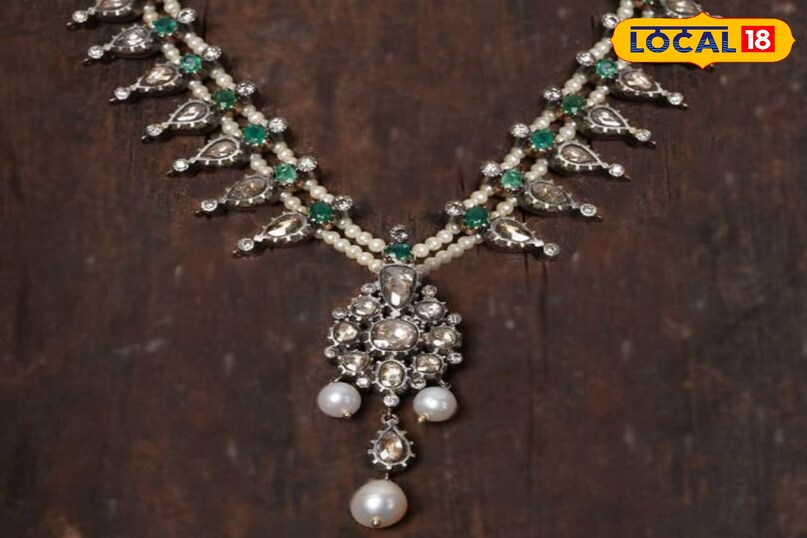 इसमें लटकन, कुंदन, मोती और रंगीन पत्थरो को फिट करते है इसमें लटकन, कुंदन, मोती और रंगीन पत्थरो को फिट करते है