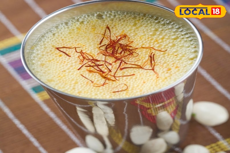 केसर वाला दूध केसर वाला दूध न सिर्फ शरीर को गर्म रखता है, बल्कि एंटी-ऑक्सीडेंट्स से भरपूर होने के कारण त्वचा और स्वास्थ्य के लिए भी फायदेमंद है। एक कप गर्म दूध में 4-5 केसर के रेशे डालकर 5-10 मिनट रख दें। फिर इसे अच्छी तरह मिलाकर पिएँ। स्वाद के लिए थोड़ी चीनी या बादाम पाउडर भी मिला सकते हैं।