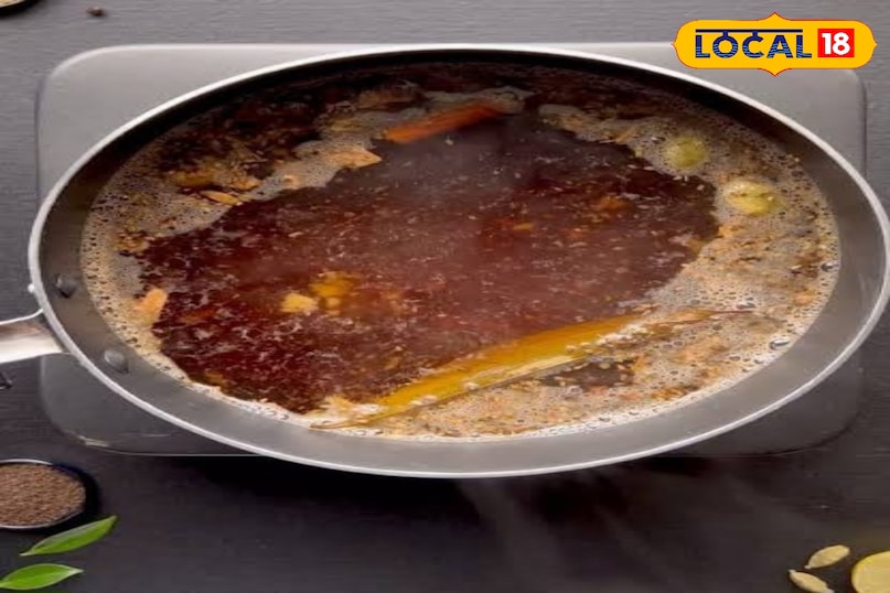 मसाला काढ़ा काढ़ा भारतीय घरों का पारंपरिक सर्दी-रक्षक है। यह शरीर को गर्म रखता है और सर्दी-खाँसी से बचाता है। एक बर्तन में पानी लेकर उसमें तुलसी, अदरक, दालचीनी, काली मिर्च और लौंग डालकर उबालें। जब पानी आधा रह जाए तो इसे छानकर गर्म-गर्म पिएँ। मीठे के लिए गुड़ या शहद मिलाएँ।