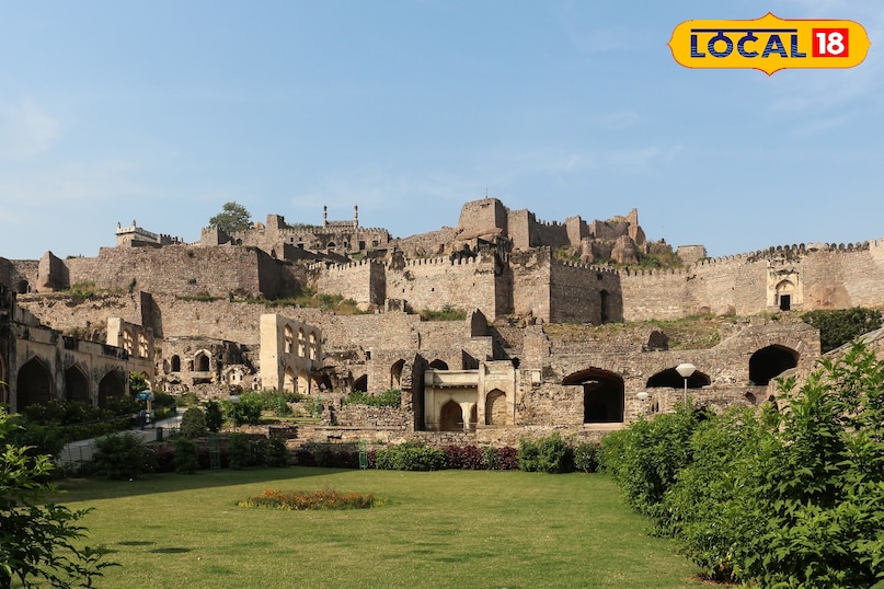 12 दिसंबर: गोलकुंडा किला महोत्सव कहाँ:गोलकुंडा किला खास बात: यह एक सांस्कृतिक कार्यक्रम है जहाँ 100 से ज़्यादा स्थानीय कलाकार लोक नृत्य और संगीत की प्रस्तुति देंगे। प्रवेश मुफ़्त है लेकिन BookMyShow पर पहले रजिस्ट्रेशन कराना ज़रूरी है। 12 दिसंबर: गोलकुंडा किला महोत्सव कहाँ:गोलकुंडा किला खास बात: यह एक सांस्कृतिक कार्यक्रम है जहाँ 100 से ज़्यादा स्थानीय कलाकार लोक नृत्य और संगीत की प्रस्तुति देंगे। प्रवेश मुफ़्त है लेकिन BookMyShow पर पहले रजिस्ट्रेशन कराना ज़रूरी है।