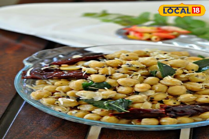 छोले सुंदल प्रोटीन से भरपूर यह व्यंजन उबले छोलों को नारियल, सरसों और करी पत्ते के साथ भूनकर तैयार किया जाता है। ताज़ा कसा नारियल इसमें कुरकुरापन लाता है। यह एक बेहतरीन साइड डिश या हल्का मुख्य भोजन है। छोले सुंदल प्रोटीन से भरपूर यह व्यंजन उबले छोलों को नारियल, सरसों और करी पत्ते के साथ भूनकर तैयार किया जाता है। ताज़ा कसा नारियल इसमें कुरकुरापन लाता है। यह एक बेहतरीन साइड डिश या हल्का मुख्य भोजन है।