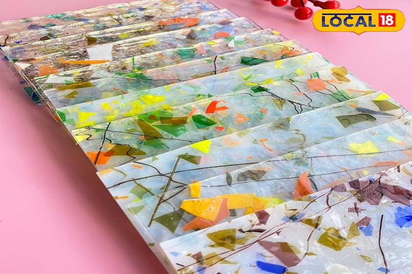 ग्लास और मिक्स्ड-मीडिया आर्ट आधुनिक और पारंपरिक कला का मिश्रण भी ट्रेंड में है। हाथ से पेंट किए गए या खास तरीके से ढले कांच के पैनल रोशनी में खूब जगमगाते हैं और एलिगेंट लगते हैं। इसके अलावा, लकड़ी, धातु, रेज़िन और कपड़े जैसी अलग-अलग चीज़ों को मिलाकर बनाई गई आर्ट भी दीवार को नया लुक और बनावट देती है।