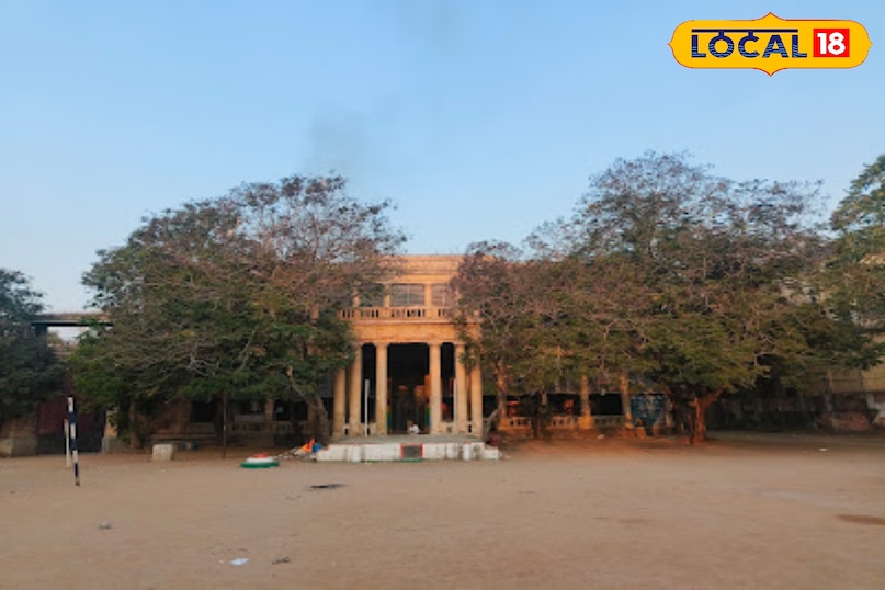 मदरसा-ए-आलिया 1872 हैदराबाद रियासत द्वारा स्थापित यह संस्थान आज भी पारंपरिक उर्दू, फारसी, अरबी, इस्लामिक अध्ययन और आधुनिक विषयों के बीच एक महत्वपूर्ण सेतु बना हुआ है।