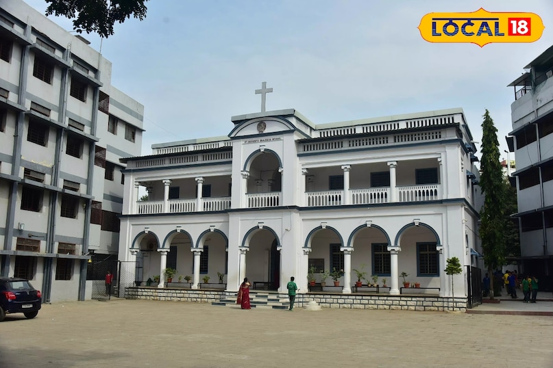 सेंट जॉर्ज ग्रामर स्कूल 1834 हालाँकि यह एक स्कूल है लेकिन इसकी ऐतिहासिक महत्ता इसे सूची में शामिल करती है। ब्रिटिश रेजिडेंट सर जॉर्ज यूल द्वारा स्थापित यह हैदराबाद में अंग्रेजी शिक्षा के प्रारंभिक केंद्रों में से एक था और आज एक प्रतिष्ठित दिन-बोर्डिंग स्कूल के रूप में कार्यरत है। 