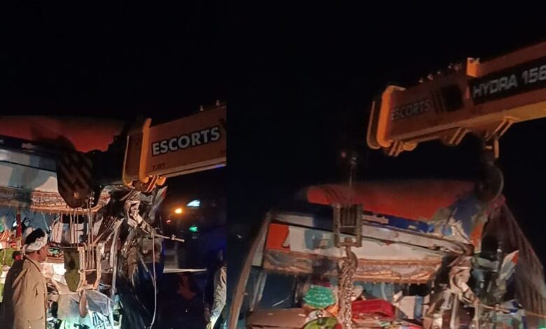 सीकर बस-ट्रक हादसा: 3 की मौत, 30 घायल