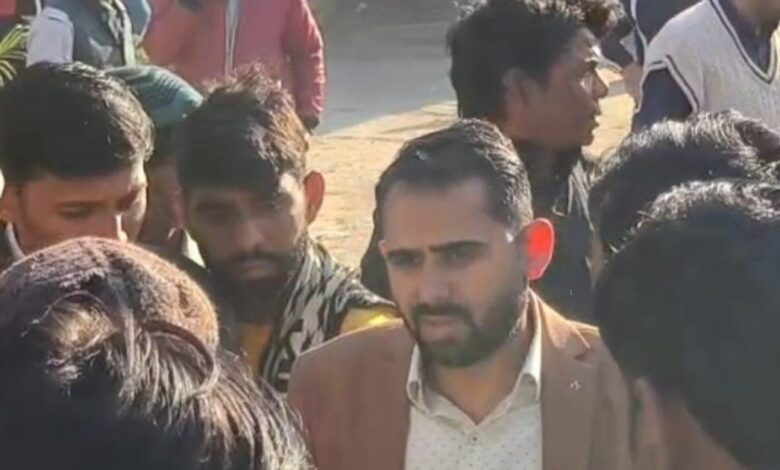 घर से निकले और वापस नहीं लौटे, सुबह पेड़ पर लटका मिला बीएलओ का शव, जांच में जुटी पुलिस