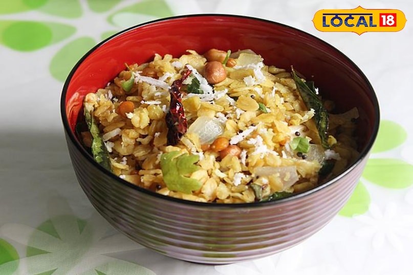 ओट्स उपमा यह एक आसान और पौष्टिक नाश्ता है। इसमें ओट्स को प्याज, टमाटर, गाजर, हरी मिर्च जैसी सब्जियों और सरसों के बीज, करी पत्ते के साथ पकाया जाता है। यह हल्का और स्वादिष्ट लगता है।