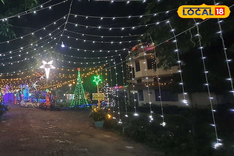 क्रिसमस की सजावट क्रिसमस आते ही हैदराबाद रोशनी से जगमगा उठता है। सड़कें, चर्च और मशहूर इमारतें चमकती रोशनी, टिमटिमाते सितारों और सजे हुए क्रिसमस ट्री से रोशन हो जाती हैं। इन चमकती सड़कों और बाज़ारों में घूमना सपने जैसा लगता है। हर जगह इतनी सुंदर लगती है कि आप बहुत सारी तस्वीरें खींच लेंगे। क्रिसमस की सजावट क्रिसमस आते ही हैदराबाद रोशनी से जगमगा उठता है। सड़कें, चर्च और मशहूर इमारतें चमकती रोशनी, टिमटिमाते सितारों और सजे हुए क्रिसमस ट्री से रोशन हो जाती हैं। इन चमकती सड़कों और बाज़ारों में घूमना सपने जैसा लगता है। हर जगह इतनी सुंदर लगती है कि आप बहुत सारी तस्वीरें खींच लेंगे।