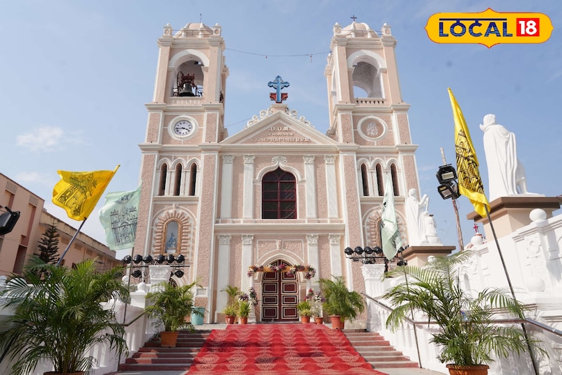 चर्च की प्रार्थना और रात की सेवा हैदराबाद में क्रिसमस का असली मज़ा रात की प्रार्थना ईसा मसीह के जन्म का नज़ारा और क्रिसमस के गीतों में है। यहाँ भारत के कुछ बहुत अच्छे चर्च हैं जैसे सेंट जोसेफ कैथेड्रल जो क्रिसमस की रोशनी और सजावट से चमकता है। जलती मोमबत्तियाँ, सजे हुए क्रिसमस ट्री और गीतों की आवाज़ हर आने वाले का खुशी से स्वागत करती है। ये उत्सव आपको सजावट देखने और प्यार भरे माहौल में घुलने का मौका देते हैं। चर्च की प्रार्थना और रात की सेवा हैदराबाद में क्रिसमस का असली मज़ा रात की प्रार्थना ईसा मसीह के जन्म का नज़ारा और क्रिसमस के गीतों में है। यहाँ भारत के कुछ बहुत अच्छे चर्च हैं जैसे सेंट जोसेफ कैथेड्रल जो क्रिसमस की रोशनी और सजावट से चमकता है। जलती मोमबत्तियाँ, सजे हुए क्रिसमस ट्री और गीतों की आवाज़ हर आने वाले का खुशी से स्वागत करती है। ये उत्सव आपको सजावट देखने और प्यार भरे माहौल में घुलने का मौका देते हैं।