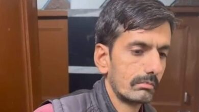 होटल में रेड से हड़कंप! नशे में मिली लड़कियां, बेड पर मिले दम मारो दम का सामान और कंडोम के पैकेट, मैनेजर गिरफ्तार