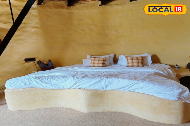 घर की खूबसूरती सिर्फ बनावट में नहीं बल्कि इसके कॉन्सेप्ट में भी है। यहां के हर गुंबद का नाम और इंटीरियर प्रकृति के पांच तत्वों अग्नि, वायु, आकाश, वन और नीला पर आधारित है। घर के बीचोबीच एक सुंदर तालाब है जिसके चारों ओर बने ये गुंबद और हरियाली इसे एक शांत आध्यात्मिक नखलिस्तान जैसा रूप देते हैं।