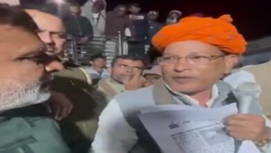 बहड़ गांव में विधायक का विरोध, सड़क-सुविधा की मांग तेज