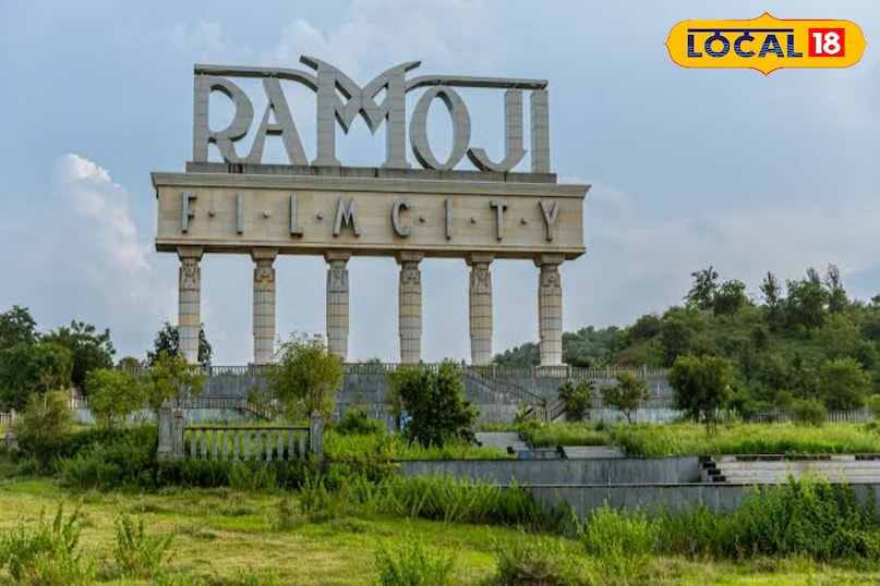 रामोजी फिल्म सिटी फिल्म प्रेमियों के लिए स्वर्ग रामोजी फिल्म सिटी दुनिया का सबसे बड़ा एकीकृत फिल्म स्टूडियो कॉम्प्लेक्स है। 2,000 एकड़ से अधिक में फैला यह स्थल, शानदार सेट, थीम वाले गार्डन और लाइव शो से भरा हुआ है। यहां आकर आप फिल्मों की जादुई दुनिया को करीब से देख सकते हैं और विभिन्न मनोरंजन गतिविधियों का आनंद ले सकते हैं रामोजी फिल्म सिटी फिल्म प्रेमियों के लिए स्वर्ग रामोजी फिल्म सिटी दुनिया का सबसे बड़ा एकीकृत फिल्म स्टूडियो कॉम्प्लेक्स है। 2,000 एकड़ से अधिक में फैला यह स्थल, शानदार सेट, थीम वाले गार्डन और लाइव शो से भरा हुआ है। यहां आकर आप फिल्मों की जादुई दुनिया को करीब से देख सकते हैं और विभिन्न मनोरंजन गतिविधियों का आनंद ले सकते हैं