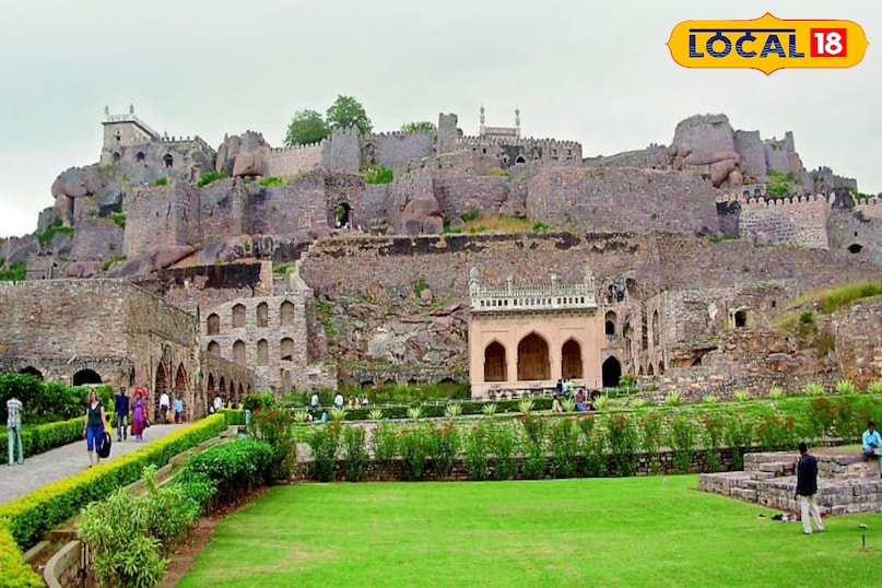 गोलकोंडा किला हैदराबाद के बाहरी इलाके में स्थित गोलकोंडा किला एक समय शक्तिशाली कुतुब शाही राजवंश की राजधानी था। यह किला अपनी शानदार वास्तुकला, उन्नत इंजीनियरिंग और विशेष रूप से इसके ध्वनिक चमत्कार के लिए प्रसिद्ध है, जहां किले के निचले द्वार पर ताली बजाने की आवाज़ शीर्ष बिंदु तक सुनी जा सकती है। शाम को यहां होने वाला शानदार लाइट एंड साउंड शो पर्यटकों को इतिहास की सैर कराता है। गोलकोंडा किला हैदराबाद के बाहरी इलाके में स्थित गोलकोंडा किला एक समय शक्तिशाली कुतुब शाही राजवंश की राजधानी था। यह किला अपनी शानदार वास्तुकला, उन्नत इंजीनियरिंग और विशेष रूप से इसके ध्वनिक चमत्कार के लिए प्रसिद्ध है, जहां किले के निचले द्वार पर ताली बजाने की आवाज़ शीर्ष बिंदु तक सुनी जा सकती है। शाम को यहां होने वाला शानदार लाइट एंड साउंड शो पर्यटकों को इतिहास की सैर कराता है।