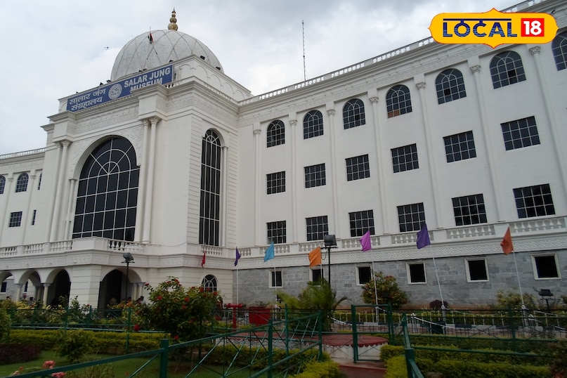 सालार जंग संग्रहालय भारत के तीन राष्ट्रीय संग्रहालयों में से एक सालार जंग संग्रहालय कला प्रेमियों के लिए एक खजाना है। इस संग्रहालय में दुनिया भर से इकट्ठा की गई कलाकृतियों का एक विशाल संग्रह है जिसमें मूर्तियां, चित्र, वस्त्र, पांडुलिपियां और हथियार शामिल हैं। यहां की सबसे प्रसिद्ध कलाकृति डबल स्टैच्यू ऑफ मेकफिस्टो एंड मार्गरेट है जो पर्यटकों को बहुत आकर्षित करती है। सालार जंग संग्रहालय भारत के तीन राष्ट्रीय संग्रहालयों में से एक सालार जंग संग्रहालय कला प्रेमियों के लिए एक खजाना है। इस संग्रहालय में दुनिया भर से इकट्ठा की गई कलाकृतियों का एक विशाल संग्रह है जिसमें मूर्तियां, चित्र, वस्त्र, पांडुलिपियां और हथियार शामिल हैं। यहां की सबसे प्रसिद्ध कलाकृति डबल स्टैच्यू ऑफ मेकफिस्टो एंड मार्गरेट है जो पर्यटकों को बहुत आकर्षित करती है।