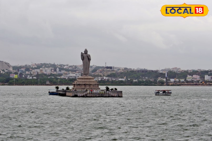 हुसैन सागर झील हैदराबाद और सिकंदराबाद को जोड़ने वाली यह कृत्रिम झील एशिया की सबसे बड़ी मानव निर्मित झीलों में से एक है। इसके केंद्र में भगवान बुद्ध की 18 मीटर ऊंची विशाल मूर्ति लगी हुई है जो इस जगह का मुख्य आकर्षण है। पर्यटक यहां बोटिंग का आनंद ले सकते हैं और शाम के समय झील के चारों ओर टहलकर शांति महसूस कर सकते हैं। इसके आसपास एनटीआर गार्डन और लुम्बिनी पार्क जैसे अन्य आकर्षण भी हैं। हुसैन सागर झील हैदराबाद और सिकंदराबाद को जोड़ने वाली यह कृत्रिम झील एशिया की सबसे बड़ी मानव निर्मित झीलों में से एक है। इसके केंद्र में भगवान बुद्ध की 18 मीटर ऊंची विशाल मूर्ति लगी हुई है जो इस जगह का मुख्य आकर्षण है। पर्यटक यहां बोटिंग का आनंद ले सकते हैं और शाम के समय झील के चारों ओर टहलकर शांति महसूस कर सकते हैं। इसके आसपास एनटीआर गार्डन और लुम्बिनी पार्क जैसे अन्य आकर्षण भी हैं।