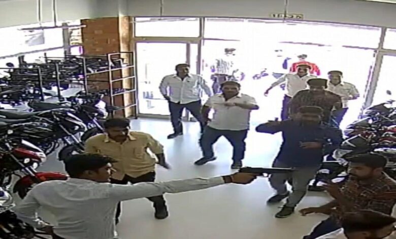 टोंक में उगाही का खौफ, शोरूम मालिक की कनपटी पर तानी पिस्तौल, फायर की कोशिश से मचा हड़कंप