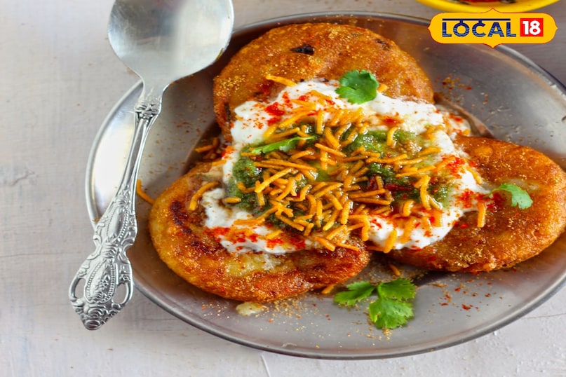 आलू टिक्की यह उबले हुए आलू, मसालों और कभी-कभी मटर की स्टफिंग से बनी चपटी पैटी होती है। इसे कुरकुरा होने तक तेल में तला जाता है और दही, सोंठ और हरी चटनी के साथ परोसा जाता है।