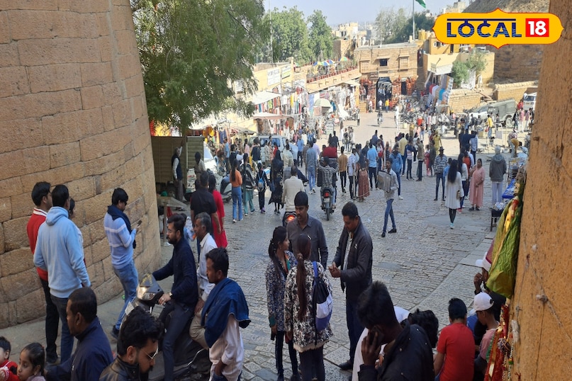 किले की गलियां,रूफ टॉप केफे से आतिशबाजी हर किसी को मोहित कर लेती है