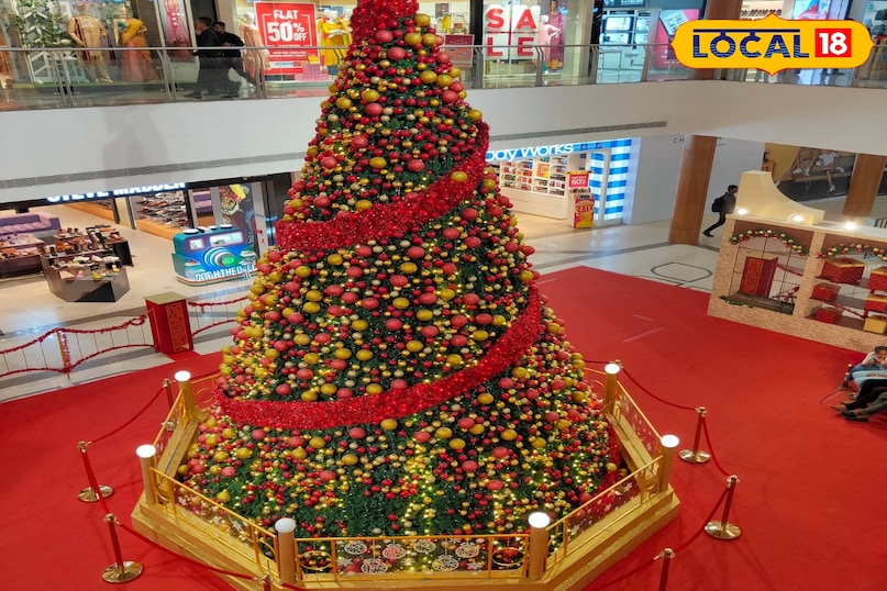 इनऑर्बिट मॉल इनऑर्बिट मॉल अपनी क्रिएटिव सजावट के लिए जाना जाता है। इस साल यहाँ बड़े आकार के पारंपरिक पेड़ के साथ-साथ कई इंटरएक्टिव डेकोरेशन और 'सांता कॉर्नर' बनाए गए हैं जो फोटो खींचने के लिए बेहतरीन हैं। 