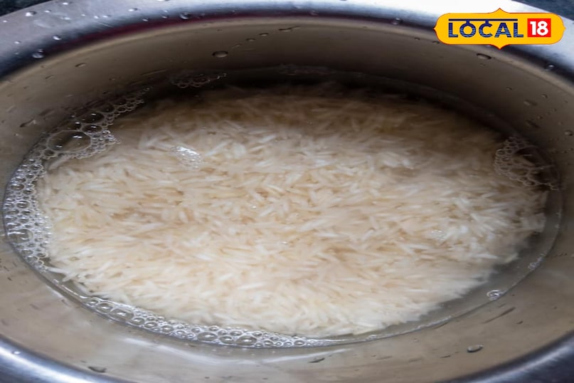 धोना और भिगोना बासमती या कोई भी चावल लें। 2-3 बार अच्छे से धोएं जब तक पानी साफ न आ जाए। फिर चावल को 20-30 मिनट के लिए पानी में भिगोकर रख दें। इससे चावल लंबे और खिलेंगे। 