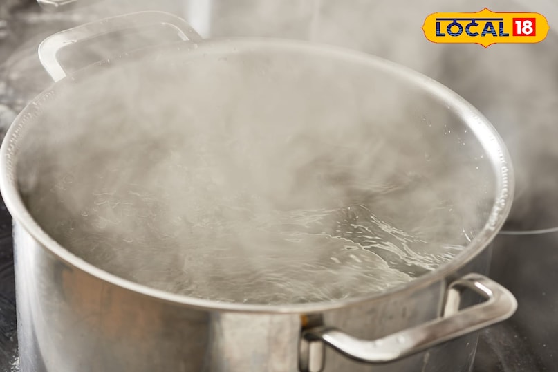 पानी तैयार करना एक बड़े बर्तन में 4-5 कप पानी डालकर उबाल लें उबलते पानी में थोड़ा नमक, 1 चम्मच तेल या घी, 1 तेजपत्ता और थोड़ा जीरा डाल दें।