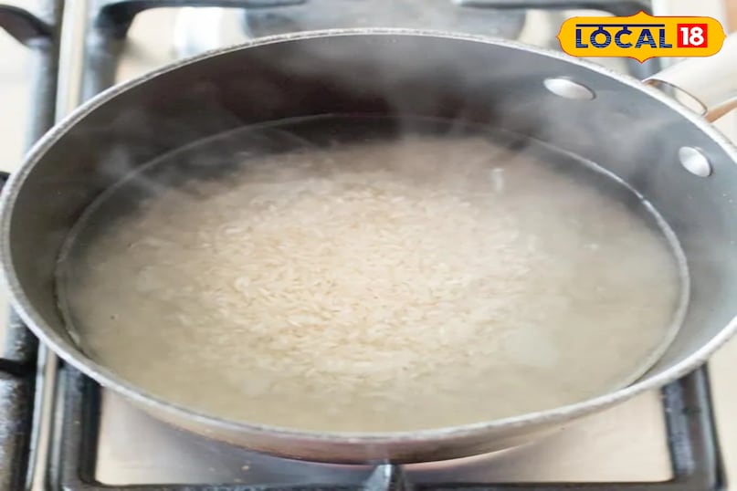 चावल पकाना भीगे चावल का पानी निकाल दें। चावल उबलते पानी में डाल दें। ढक्कन बिना ढके मध्यम आंच पर 7-8 मिनट पकाएं। चावल 90% पक जाएं दाना टूटे नहीं पर हल्का कच्चा भी न रहे।