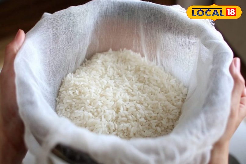 पानी निकालना और ठंडा करना चावल को तुरंत छलनी में डालकर पूरा पानी निकाल दें ऊपर से हल्का ठंडा पानी डाल सकते हैं इससे चावल चिपकेंगे नहीं। 