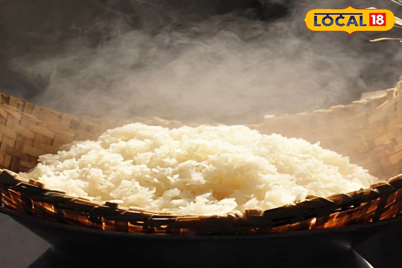 आखिरी स्टेप भाप देना छने चावल को किसी बड़ी प्लेट या बर्तन में फैला दें 5 मिनट बाद हल्के हाथ से कांटे से चावल हिला दें और अलग कर दें। तैयार हैं आपके रेस्टोरेंट जैसे खिले-खिले और अलग-अलग दाने वाले चावल।