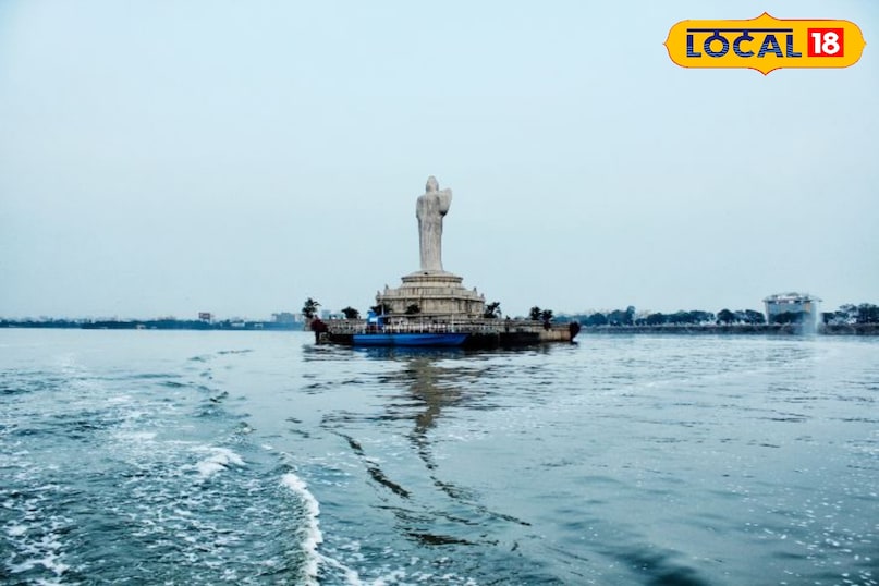 हुसैन सागर झील यह हैदराबाद की सबसे प्रसिद्ध और एशिया की सबसे बड़ी मानव निर्मित झील है। परिवार के साथ घूमने के लिए यह सबसे अच्छी जगह मानी जाती है। झील के बीचों-बीच भगवान बुद्ध की विशाल प्रतिमा है। यहां स्पीड बोट, मोटर बोट और क्रूज राइड और पास ही लुम्बिनी पार्क है जहाँ म्यूजिकल फाउंटेन और लेजर शो का आनंद लिया जा सकता है।