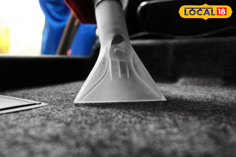 वैक्यूम क्लीनर का सही इस्तेमाल हफ्ते में कम से कम एक बार वैक्यूम जरूर करें। अगर आपके वैक्यूम में HEPA फिल्टर है, तो यह हवा से बारीक कीटाणुओं और धूल को 99% तक साफ कर देता है। फर्श पर पोछा लगाना भी धूल कम करने का अच्छा तरीका है।