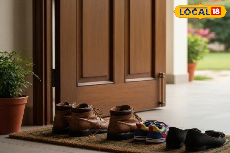 जूते घर के बाहर उतारें धूल का सबसे बड़ा जरिया हमारे जूते होते हैं। दरवाजे पर पायदान बिछाएं और नियम बनाएं कि घर के अंदर जूते नहीं पहनेंगे। इससे बाहर की गंदगी अंदर प्रवेश नहीं कर पाएगी।