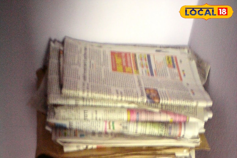 फालतू सामान हटाएं सजावट के जितने ज्यादा छोटे सामान होंगे, धूल उतनी ही ज्यादा जमा होगी। पुराने अखबार, बिना धुले कपड़े और फालतू खिलौने हटा दें। कीमती सामान को खुली अलमारी के बजाय कांच की कैबिनेट में रखें।