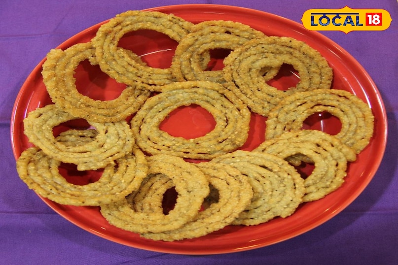 सकीनालु सकीनालु एक पारंपरिक स्नैक है जिसे विशेष रूप से मकर संक्रांति और शादियों के दौरान बनाया जाता है। चावल के आटे और तिल से तैयार इन गोल छल्लों को डीप फ्राई किया जाता है। इसकी खासियत यह है कि यह लंबे समय तक खराब नहीं होते और चाय के साथ इनका कुरकुरापन बहुत पसंद किया जाता है।