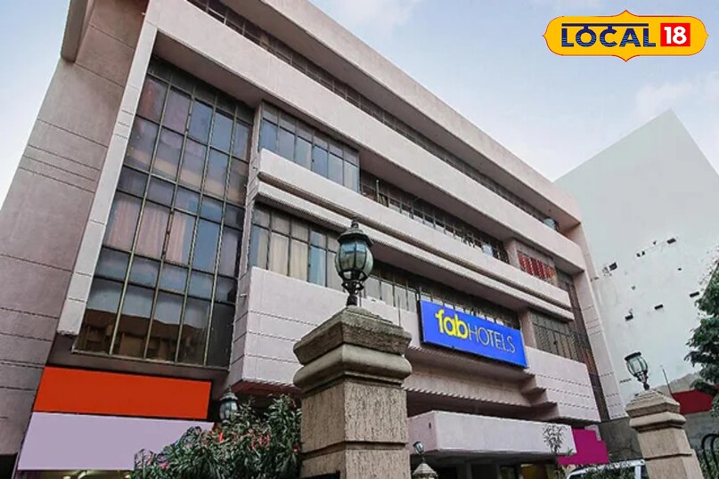 होटल साईं प्रकाश Abids अगर आप एक भव्य बैंक्वेट हॉल की तलाश में हैं जो सस्ता भी हो तो आबिड्स स्थित यह होटल एक शानदार विकल्प है। इसकी लोकेशन रेलवे स्टेशन के करीब है, जिससे बाहर से आने वाले मेहमानों को आसानी होती है यहाँ प्रति प्लेट की शुरुआती कीमत मात्र ₹350 है। छोटी और मध्यम स्तर की शादियों 50-250 मेहमान के लिए यह सबसे किफायती विकल्पों में से एक है।