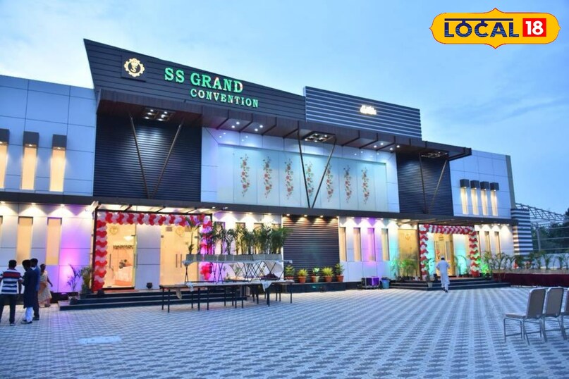 एसएस ग्रैंड Bahadurpally यह हॉल उन लोगों की पहली पसंद है जो कम कीमत में लग्जरी लुक चाहते हैं। इसका एम्बिएंस किसी 3-स्टार होटल जैसा महसूस होता है। यहाँ की प्लेट कॉस्ट 599 रुपए के आसपास रहती है। अच्छी सर्विस और साफ-सफाई के मामले में इसे यूजर्स ने काफी सराहा है