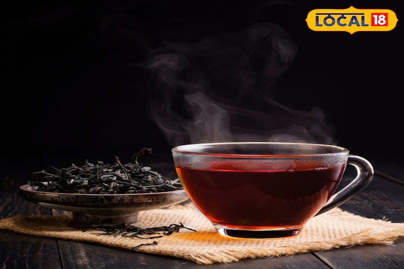 ब्लैक टी कॉफी का एक बेहतरीन विकल्प ब्लैक टी है, जो शरीर को एक्टिव रखने में मदद करती है। इसमें मौजूद एंटीऑक्सीडेंट्स खून की नसों को लचीला रखते हैं और ब्लड सर्कुलेशन सुधारते हैं। इसका कैफीन आपको धीरे-धीरे ऊर्जा देता है जिससे थकान लंबे समय तक दूर रहती है। बिना दूध-चीनी के पीने पर यह जीरो कैलोरी ड्रिंक की तरह काम करती है।