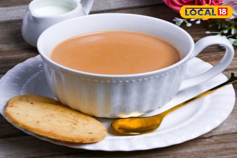 मिल्क टी ज्यादातर भारतीयों की पहली पसंद दूध वाली चाय है। इसमें दूध होने के कारण कैल्शियम, प्रोटीन और फैट मिलता है, जो तुरंत एनर्जी देता है। अगर आप इसमें चीनी ज्यादा डालते हैं या दिन में कई बार पीते हैं, तो यह एसिडिटी और वजन बढ़ने का कारण बन सकती है। इसे कम चीनी और सीमित मात्रा में पिएं तो यह नुकसानदेह नहीं है।